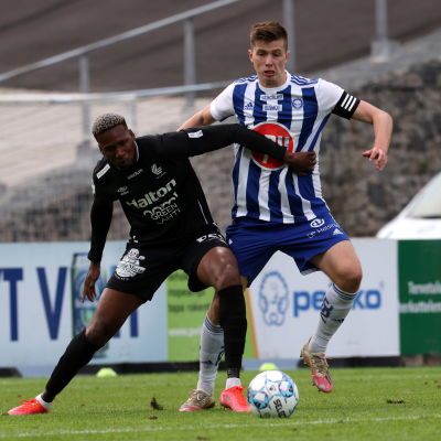 HJK:s Daniel O'Shaughnessy håller koll på FC Lahtis Macoumba Kandji.
