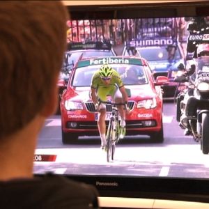 Mies katsoo Eurosportilta pyöräilyä