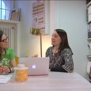 arkkitehti Hilla Rudanko ja toimittaja Liisa Vihmanen istuvat läppärin äärellä
