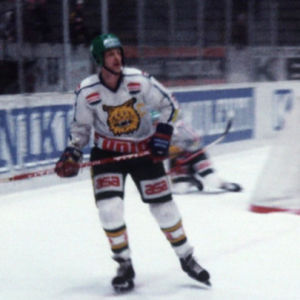 Lasse Oksanen jäällä ottelussa Lahden Kiekkoreipasta vastaan 1981.