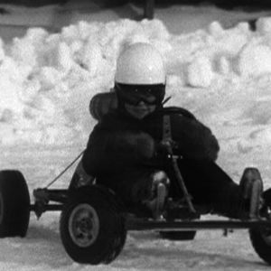 Nuori poika mikroautoilee talvella 1970.
