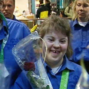 Taitoluistelijat Sanna Mähönen palaa Suomen joukkueen mukana Special Olympics -talvikisoista Naganosta 2005.