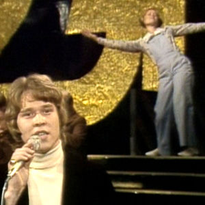 Markku Aro esiintyy ohjelmassa VIIHDEKAKKONEN: AVAJAISVIIHDE. (1974)