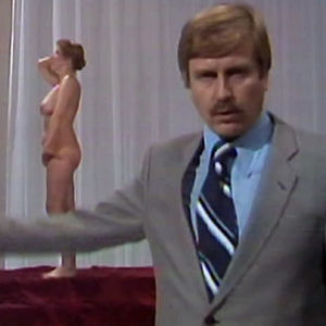 Ahdistuksesta kertova reportaasi alkaa alastoman naisen pukemisella (1982).