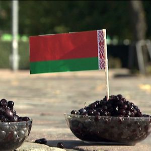 Mustikkakulhot, joissa Valko-Venäjän ja Guatemalan liput
