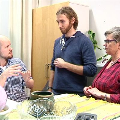 Viittomakielikeskuksen tutkijoita keskustelemassa.