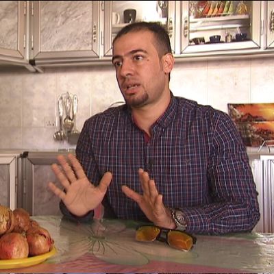 Mies keittiössä Rokan Ahmed Sherif.