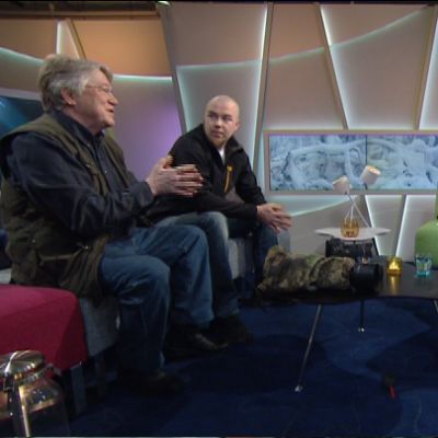Ylen aamu-tv:n haastateltavina Luontokuva-lehden päätoimittaja Esa Mälkönen sekä luontokuvaaja Tuomas Heinonen.
