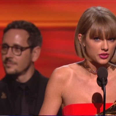 Taylor Swift pitämässä puhetta Grammy-gaalassa. 
