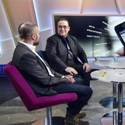 Bittiumin tietoturvaasiantuntija Juha Eskelin ja kansanedustaja Jyrki Kasvi Sanna Savikon haastateltavina Ylen aamu-tv:ssa.
