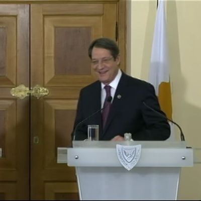 Kyproksen presidentti Nikos Anastasiades (oik.) ja Euroopan parlamentin puhemies Martin Schulz konekaappauksen lehdistötilaisuudessa tiistaina.