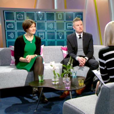 Studiossa vasemmalta Auli Packalen, Ossi Lindroos, Kalle Salmi ja Sanna Savikko