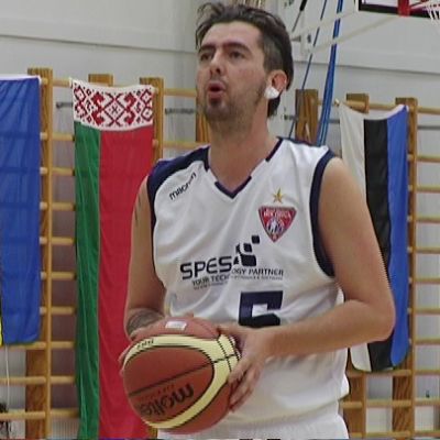 Koripalloilija valmistautumassa vapaaheittoon.