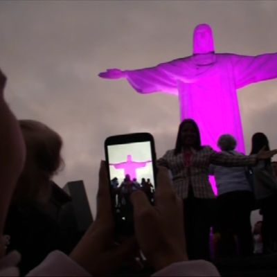 Pinkiksi valoilla värjätty jeesuspatsas.
