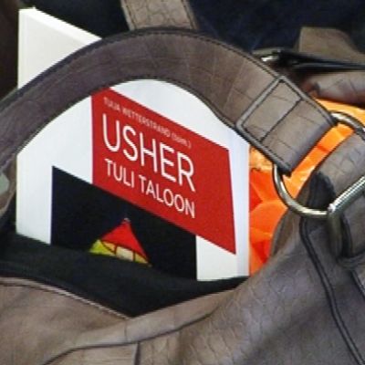 Usher tuli taloon -kirja laukussa.