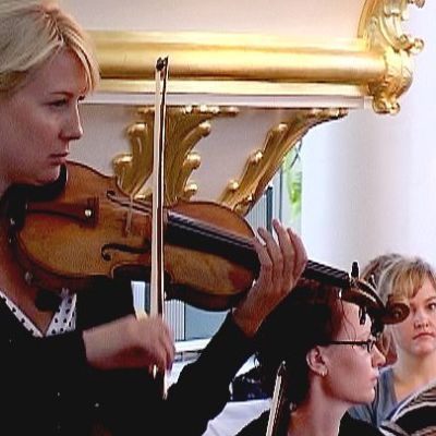 Viulisti Musiikkijuhlilla.