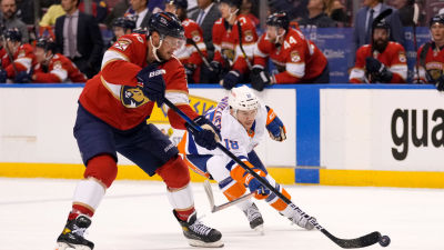Floridas Aleksander Barkov spelar pucken i matchen mot New York Islanders.