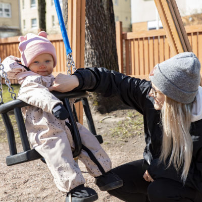 Pinja Kärki lapsensa kanssa leikkipuistossa.