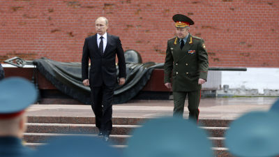 Vladimir Putin framför Den okände soldatens grav i Moskva.
