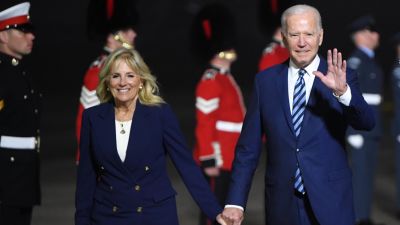 Presidentparet Biden anländer till engelska Cornwall. Det är sen kväll och mörkt ute. I bakgrunden ser man brittiska poliser i traditionell uniform.