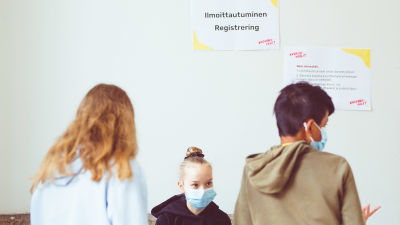 Lågstadiebarn röstar i Ungdomsvalet i Helsingfors i maj 2021.