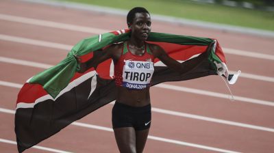 Kenyansk löpare med landets flagga runt sina axlar.