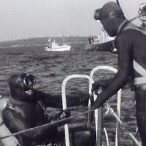 Sukeltajat jatkavat pelastustöitä uponneella Nostaja-ruoppaajalla Pietarsaaren edustalla 7.9.1972