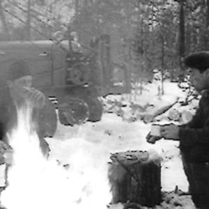 Metsätyömiehet nuotion äärellä 1966.