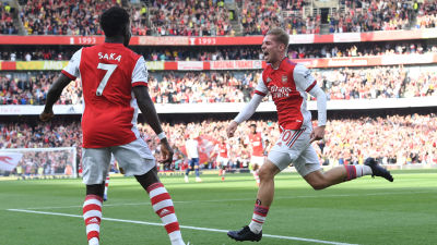 Emile Smith Rowe och Bukayo Saka jublar.