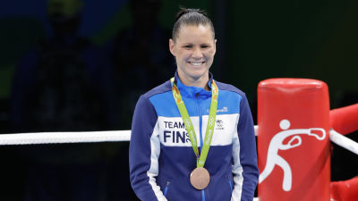 Mira Potkonen med bronsmedaljen runt halsen, OS 2016.