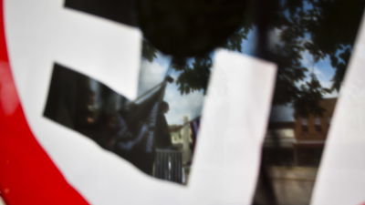 en röd vit och svart nazistisk svastikaflagga