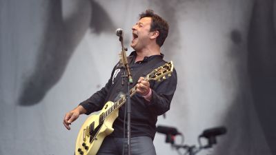 Sångaren James Dean Bradfield gör en fin duett med nya låten Rewind The Film.