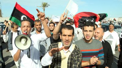 Demonstranter krävde att milisstyrkor lämnar sitt högkvarter i Tripoli