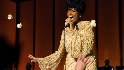 Jennifer Hudson i rollen som Aretha Frankling sjungande på en scen.