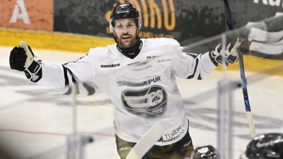 Niklas Arell i TPS firar mål.