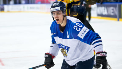 Sebastian Aho ser frustrerad ut i matchen mot Tyskland i hockey-VM 2018.