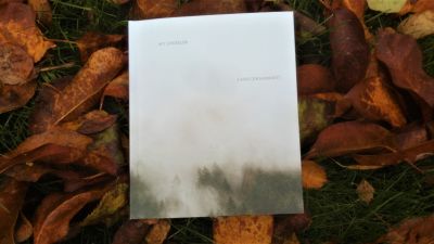 Pärmen på My Lindelöfs diktsamling LAND (FRAGMENT).