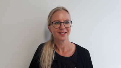 Vd Kaisa-Liisa Harjapää på Esko-Systems Oy på sitt arbetsrum.