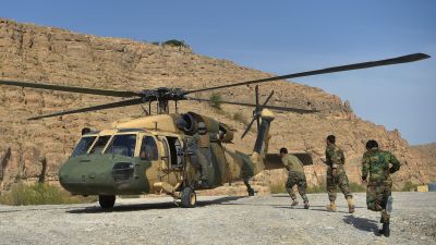 Soldater springer mot en helikopter