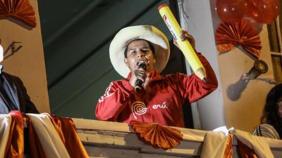 Den peruanske presidentkandidaten Pedro Castello talar till sina anhängare från ett fönster.