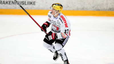 Joakim Kemell åker runt på isen.