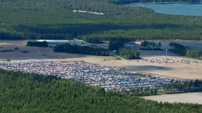Flygbild över ett parkeringsområde med massor med bilar.