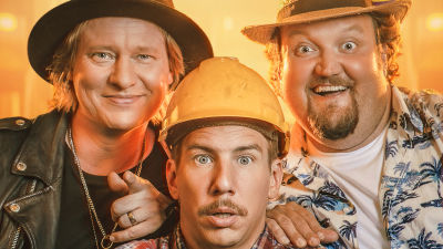 Planschen för filmen Luokkakokous 3 med skådespelarna Jaajo Linnonmaa, Aku Hirviniemi och Sami Hedberg.