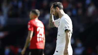 Lionel Messi tar sig för huvudet.