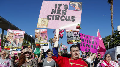 Människor demonstrerar för Britney Spears. En person håller upp en skylt där det står "It's her circus".