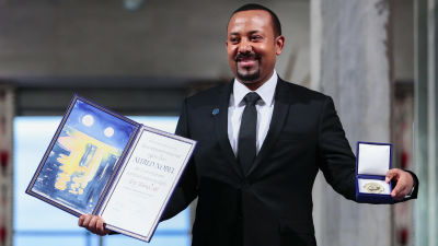 Abiy Ahmed, Etiopiens premiärminister, som står med nobelfredspriset som han fick ta emot år 2019.