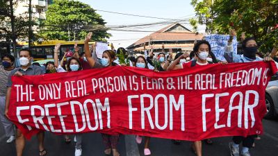 Under söndagens demontrationer i Rangoon bar demonstranterna på en banderoll där det stod: "Det enda riktiga fängelset är rädslan och den enda riktiga friheten är frihet från rädsla".
