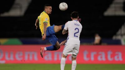 Gabriel Jesus sparkar mot Eugenio Mena.