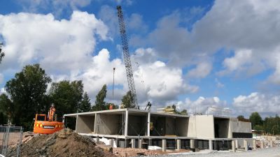 En byggnadskropp byggs upp på Ingåstrand.