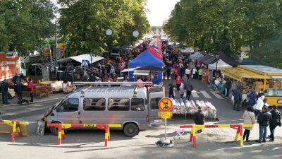 En gata fylld med människor och marknadsstånd.